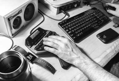 顶级约炮大神【小狗饲养员】项圈狗绳齐上阵调教极品女神，一线天嫩穴被疯狂爆操插出白浆！