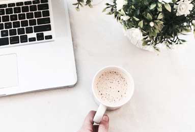 福建泉州清逸茶馆老板娘出轨牌友，老公性无能喂不饱扑向臭老头绿帽飞天。