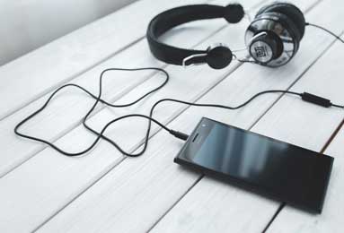 福建泉州清逸茶馆老板娘出轨牌友，老公性无能喂不饱扑向臭老头绿帽飞天。