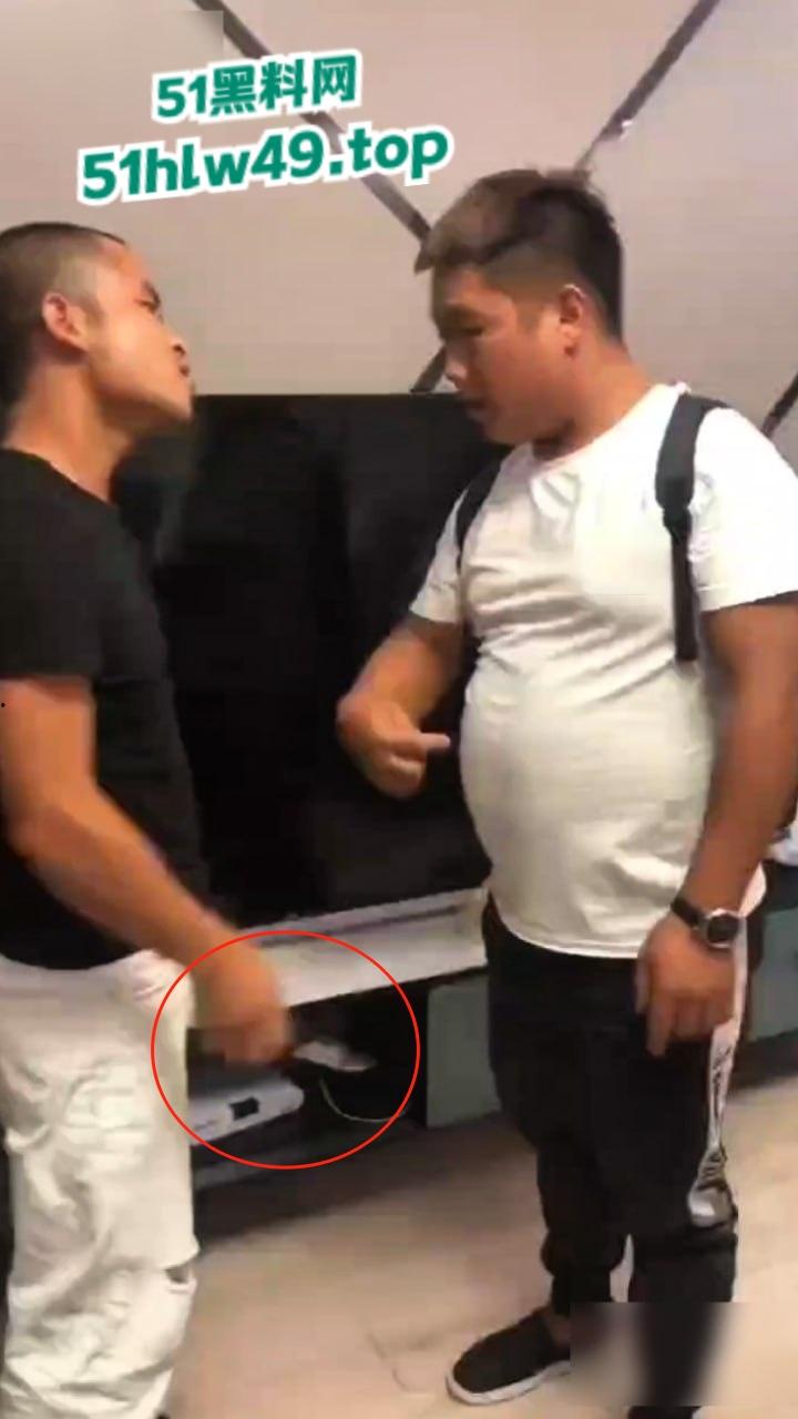 实拍朋友吵架捅刺现场,持刀威胁不服不忿结果大哥说捅就捅,这一刀扎老实了吧!-1