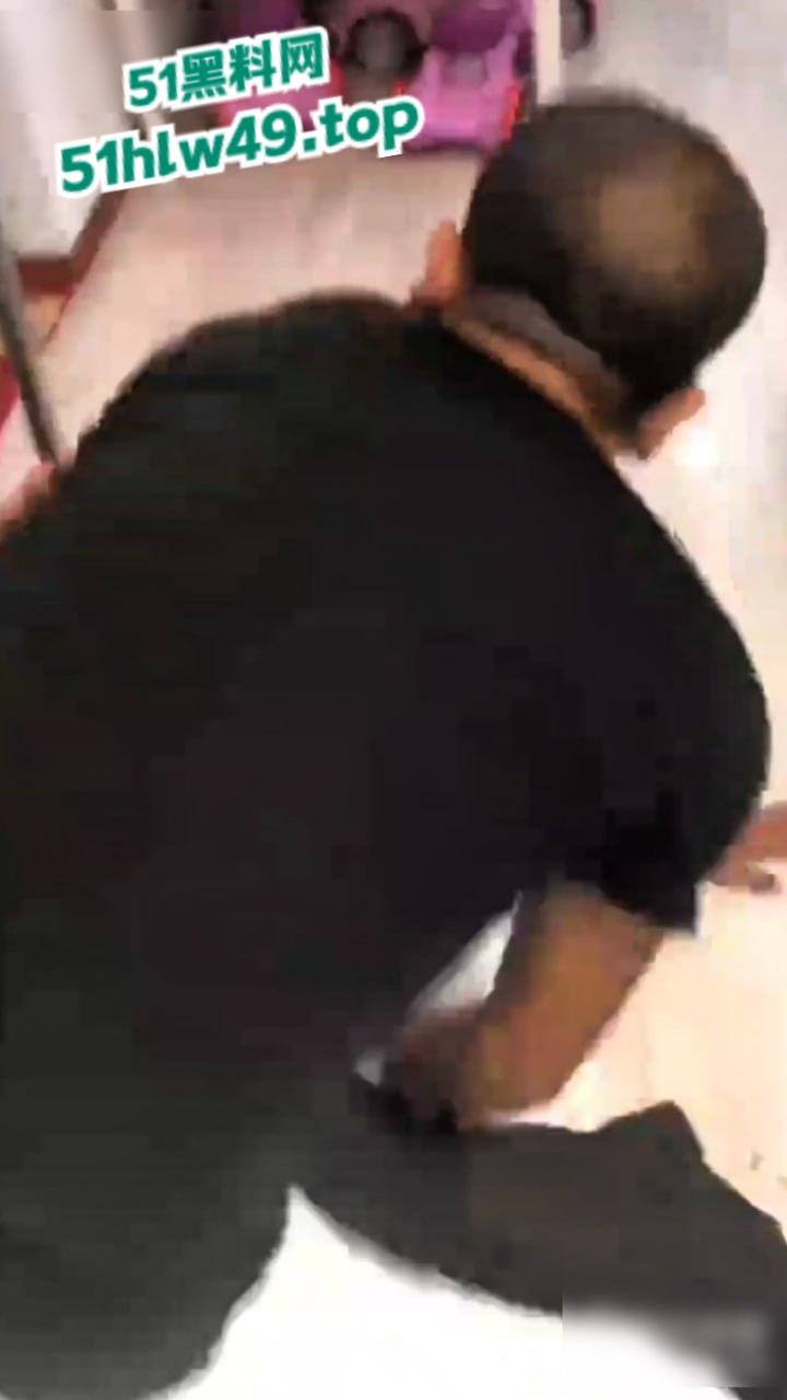 实拍朋友吵架捅刺现场,持刀威胁不服不忿结果大哥说捅就捅,这一刀扎老实了吧!-3