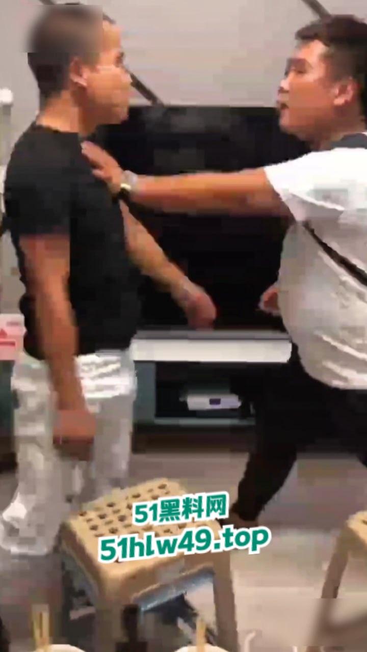 实拍朋友吵架捅刺现场,持刀威胁不服不忿结果大哥说捅就捅,这一刀扎老实了吧!-4