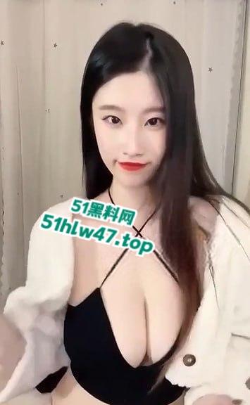 抖音130万粉丝网红【芋泥肉肉包】激情露出,奶子虽然下垂但搞黄色的捞钱的心态永垂不朽。-5