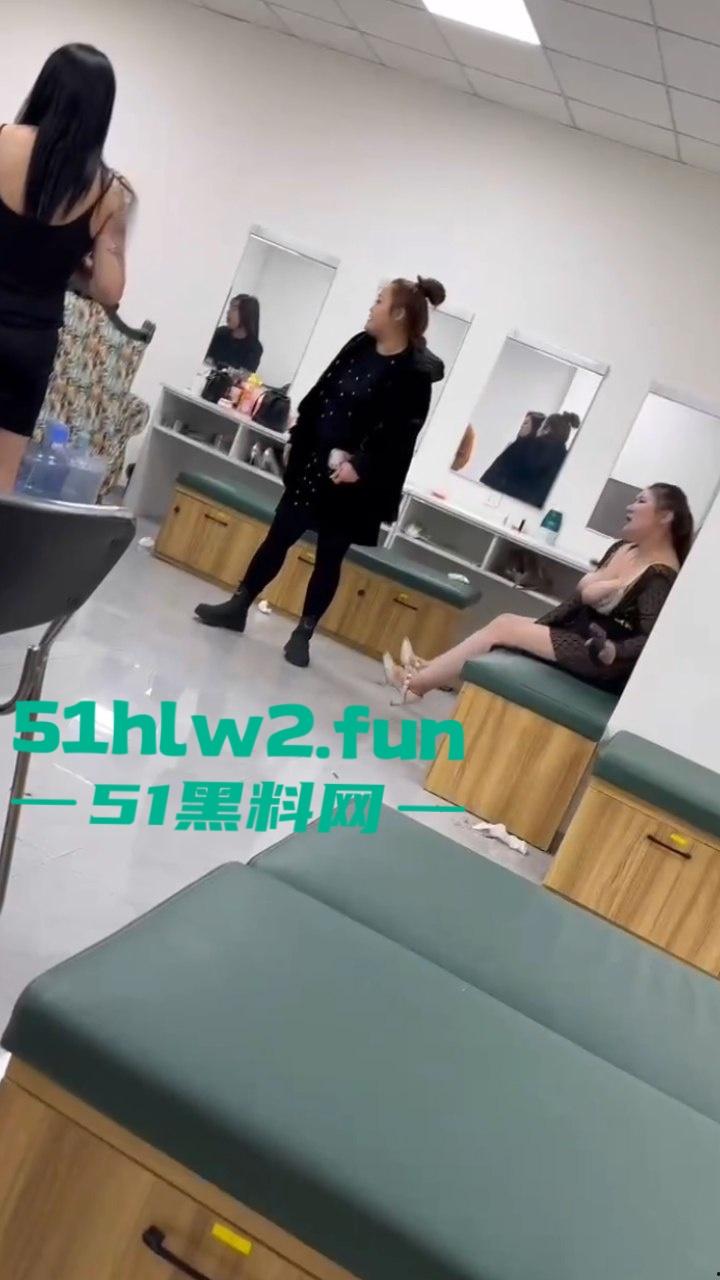 按摩会所女技师吵架,在候场房俩骚鸡对战露出大胸器那一刻,这姐妹就已经赢了这大奶子太顶了。-7