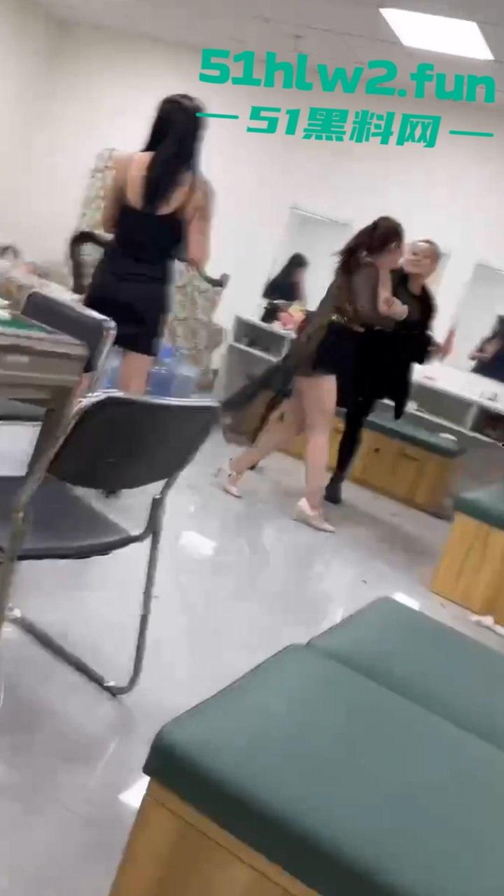 按摩会所女技师吵架,在候场房俩骚鸡对战露出大胸器那一刻,这姐妹就已经赢了这大奶子太顶了。-8