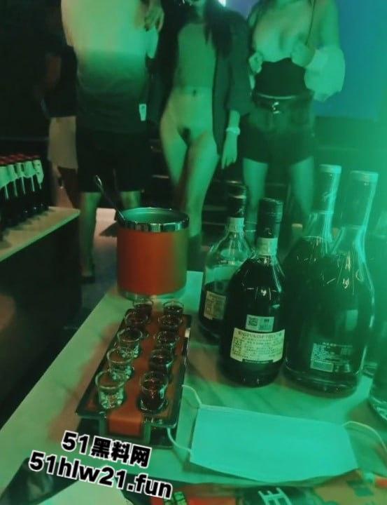 爆料不知名地下KTV淫乱尺度十级打码,坐台小姐大方摸奶抠逼光着屁股漏毛嬉戏。-4