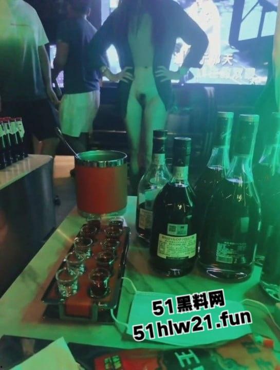 爆料不知名地下KTV淫乱尺度十级打码,坐台小姐大方摸奶抠逼光着屁股漏毛嬉戏。-6