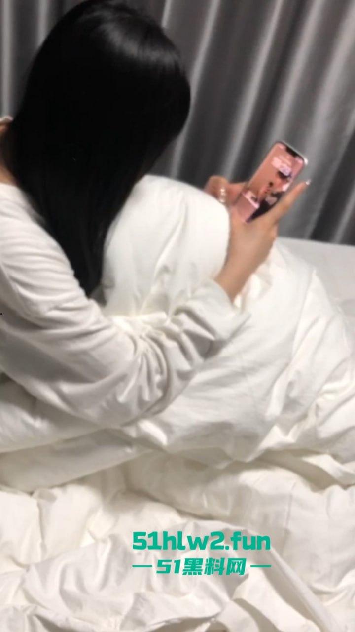 陌陌APP撩妹大神约操河南商丘工学院【孟雨佳】登门爆肏，上操嘴巴下灌精爽得不亦乐乎。-1