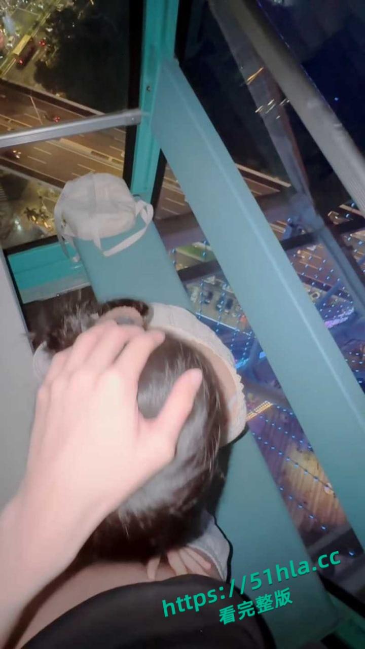 伦乱系列之亲妹妹，户外摩天轮上与妹妹激情性爱，各种姿势轮番上阵，操烂粉嫩白虎骚穴！-5