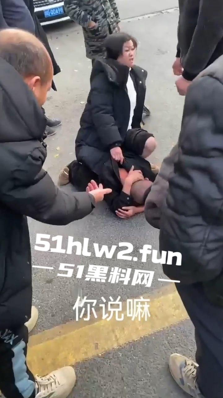 大哥以处对象名义,白操女人一年多 一分钱不花,连件衣服都不买还想分手被女子追到工地一顿暴打。-2