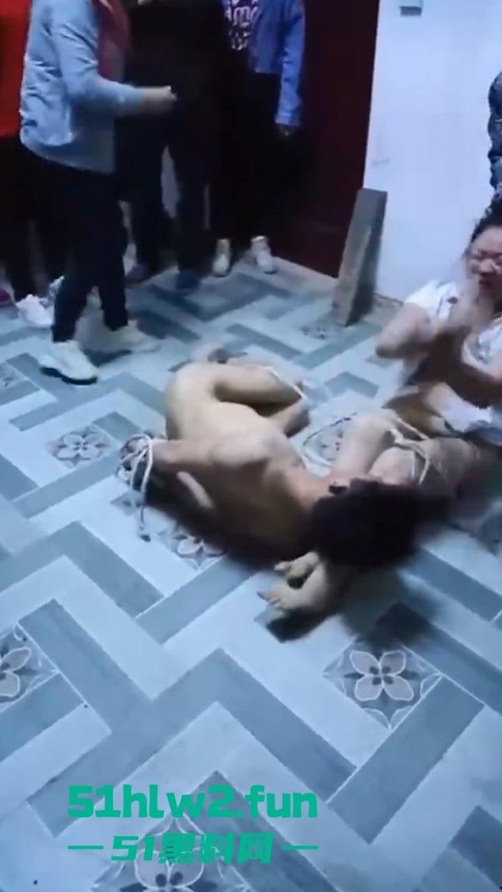 广西偷情狗男女关门偷啪被原配带人抓现行,奸夫淫妇裸身遭众人暴打后捆绑浸猪笼。-2