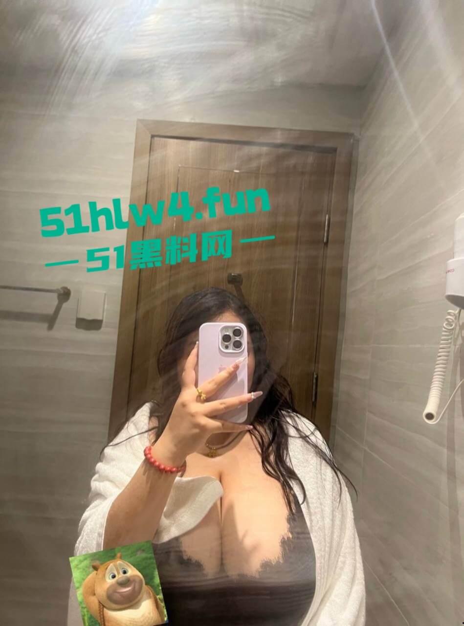 快手巨乳天花板,38G巨乳网红【李敏】丰乳肥臀顶级尤物,线下裸聊视频曝光这大奶真顶啊。-7