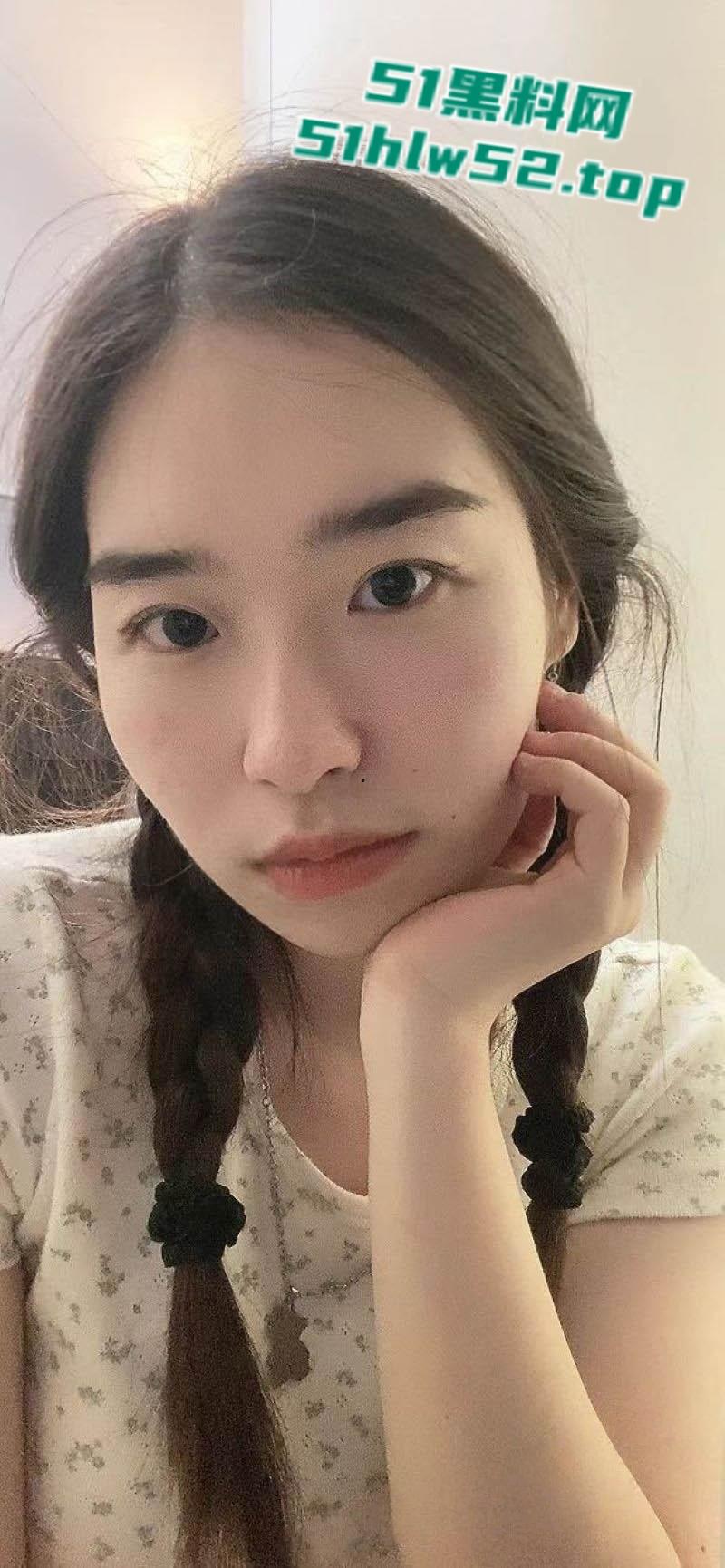 内蒙古乌兰浩特【张雪萌】人人可操的公交车,据说已约炮20多人,舔奶啪啪内射画面曝光极度淫靡!-3