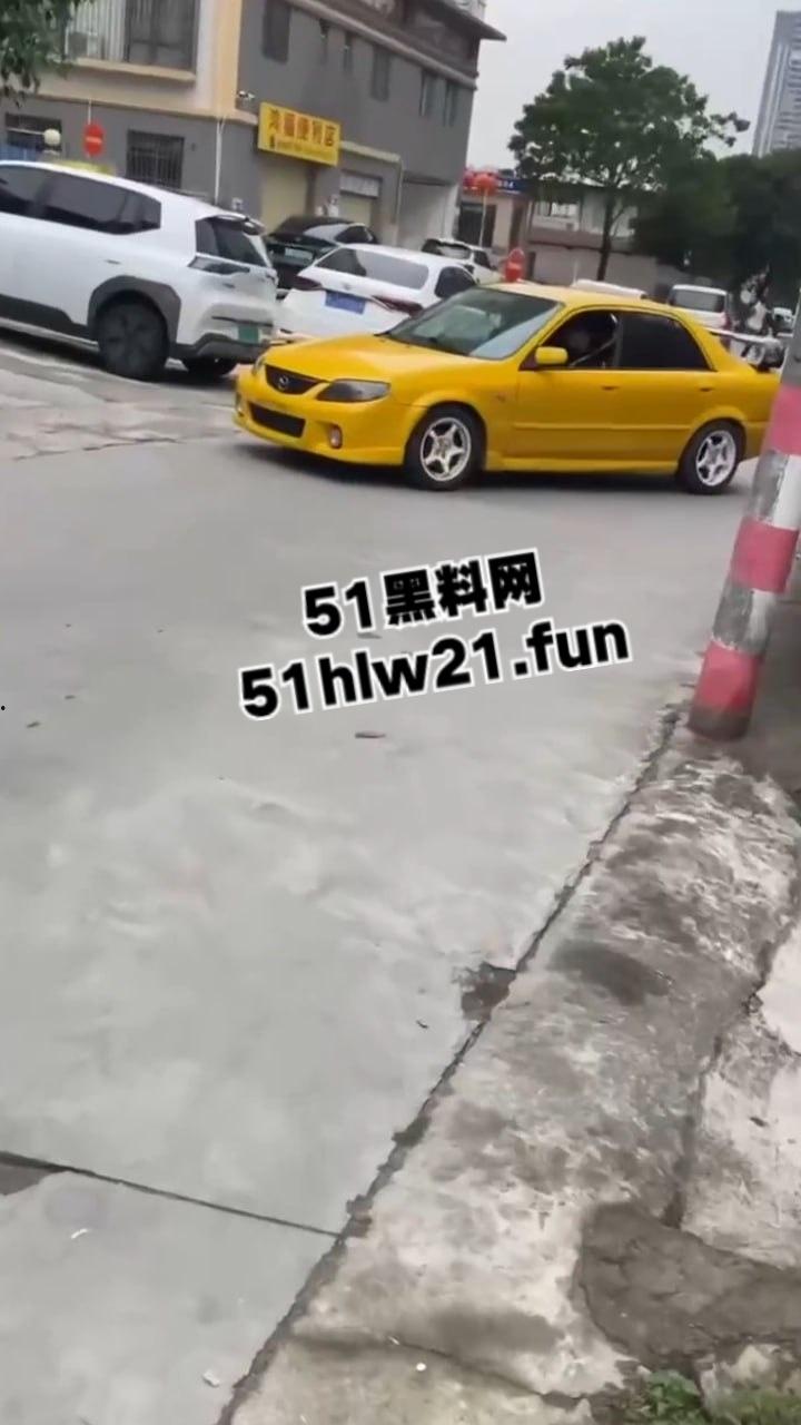 广东江门精神小伙,组织改装摩托车排位赛结果当场撞上轿车,导致司机死亡目前参赛人员正在抓捕中。-2