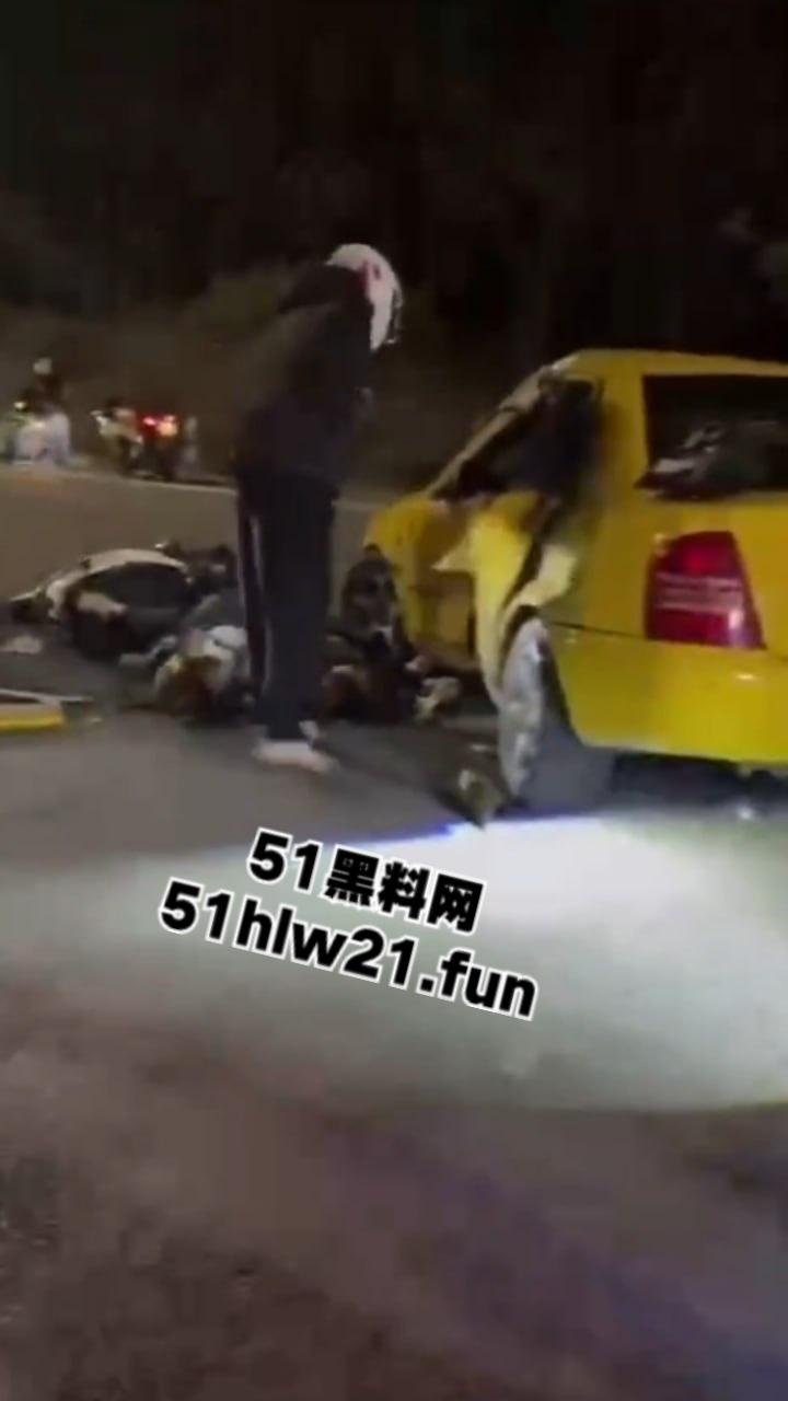 广东江门精神小伙,组织改装摩托车排位赛结果当场撞上轿车,导致司机死亡目前参赛人员正在抓捕中。-4