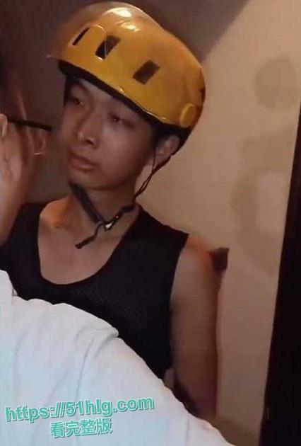 【河南襄阳】一对夫妻贪便宜 买好货退次货 硬逼快递小哥赔钱 争吵到最后被暴怒快递小哥一刀抹脖 当场上演血溅三尺-3