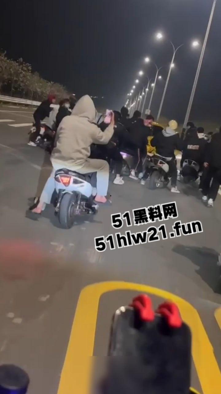 广东江门精神小伙,组织改装摩托车排位赛结果当场撞上轿车,导致司机死亡目前参赛人员正在抓捕中。-7