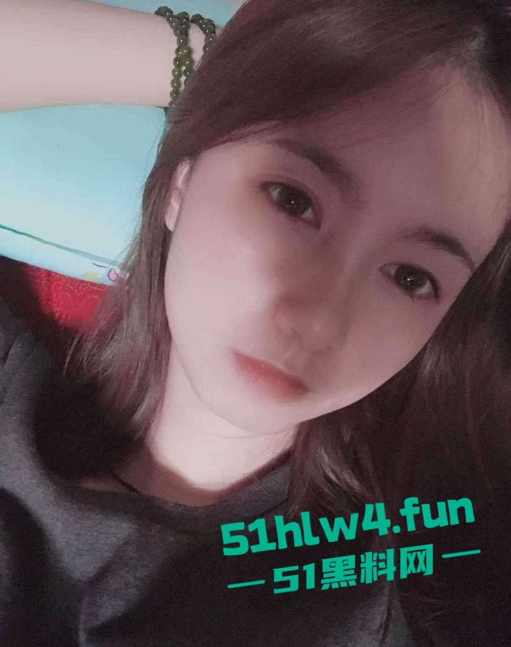 颜值清纯学生妹,身材纤细瘦弱被大叔一顿麦当劳拿下,带到酒店穿性感丝袜扛起美腿暴力抽插。-8