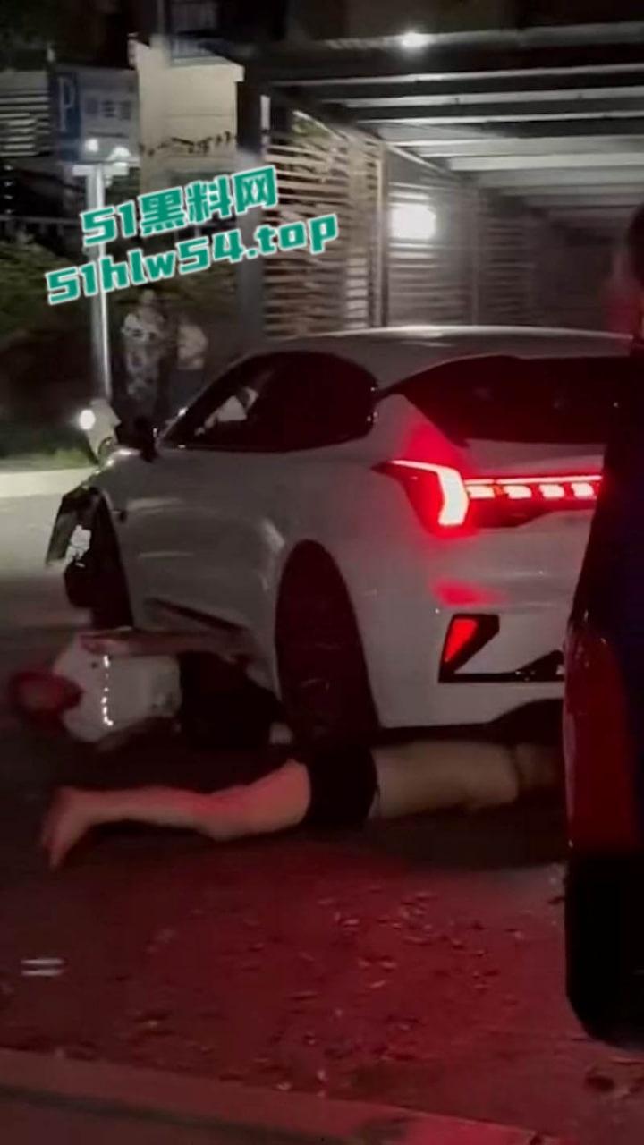 全网疯找现场视频,重庆巴南融汇半岛,白色私家车鸣笛引发路人不满被指责,后冲撞民众反复碾压致1死4伤!-1