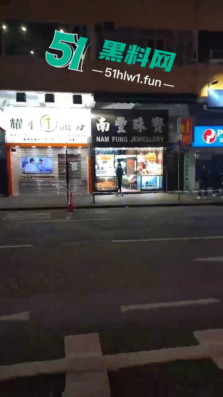 香港街头变抢金战场，4蒙面刀匪手持铁锤猛砸金铺，秒掳金饰驾车狂飙逃离，驾车消失得无影无踪！-5