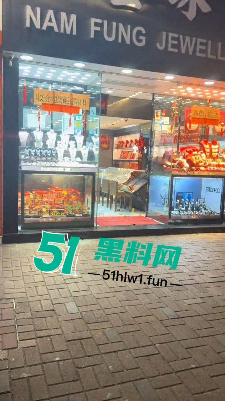 香港街头变抢金战场，4蒙面刀匪手持铁锤猛砸金铺，秒掳金饰驾车狂飙逃离，驾车消失得无影无踪！-9