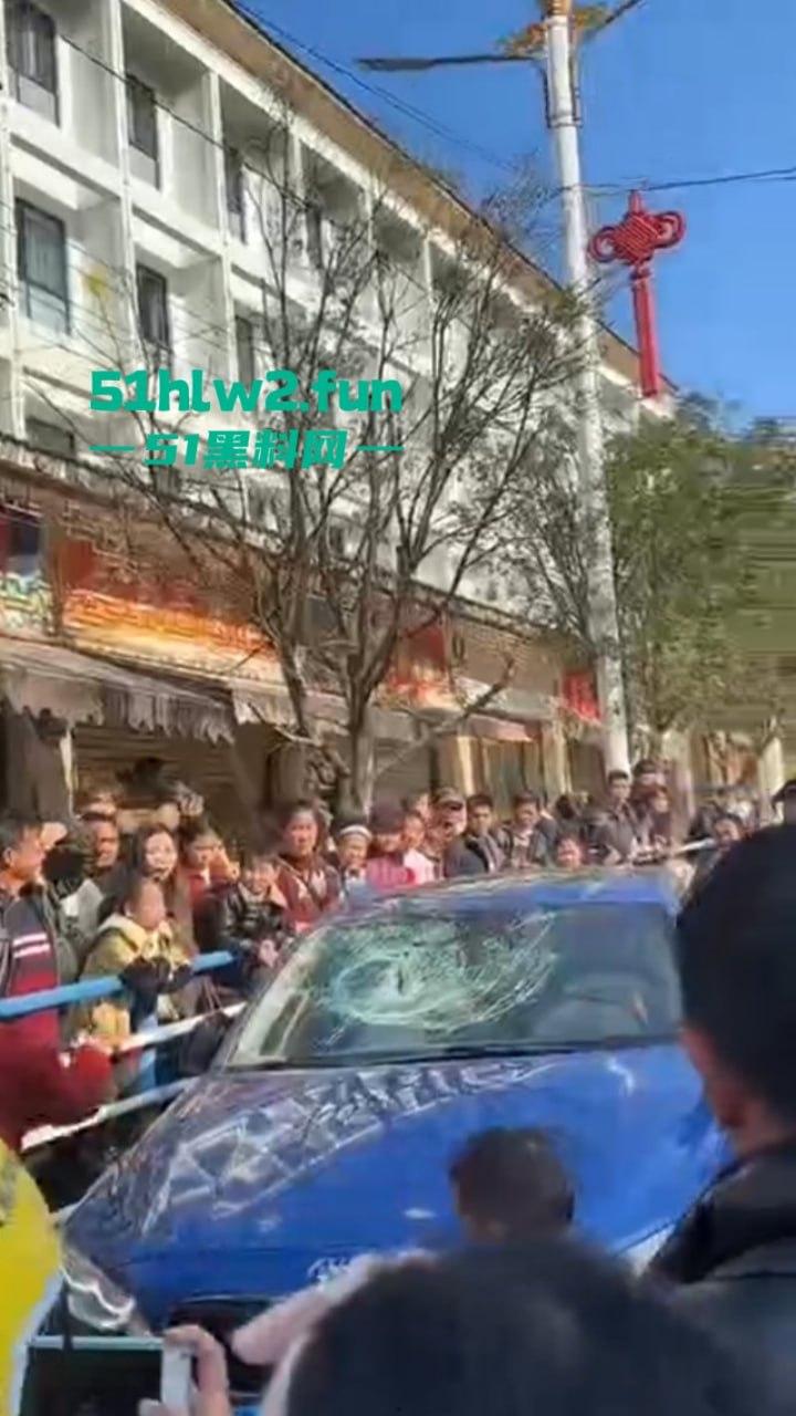 贵州紫云硬核原配当街抓小三,骑车顶猛砸车吓得狗男女龟缩车内不敢出,当街大闹惹人围观。-2