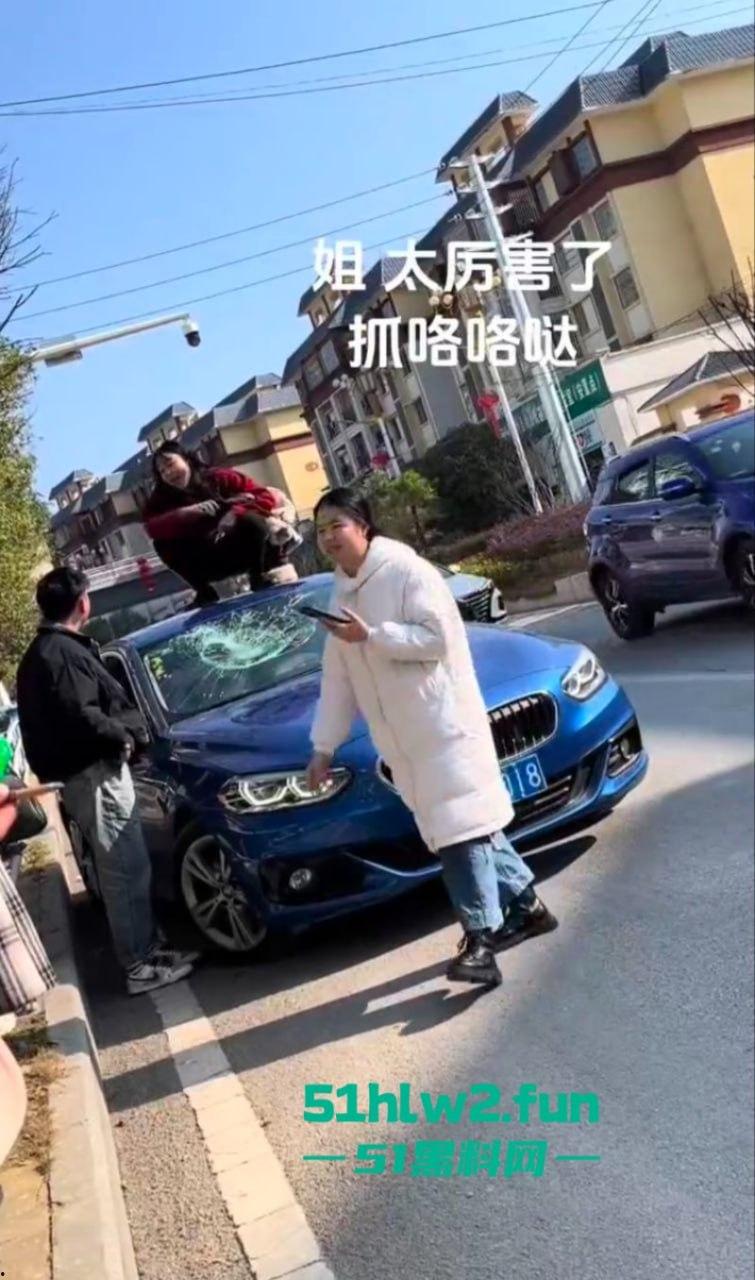 贵州紫云硬核原配当街抓小三,骑车顶猛砸车吓得狗男女龟缩车内不敢出,当街大闹惹人围观。-4