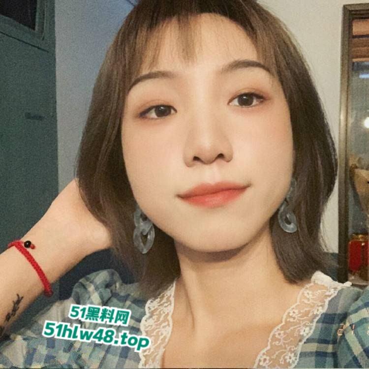 呼和浩特鹏辉地产中介【杨梦琪】B罩杯骚逼母狗和男友在一起三年，竟还藏微信小号约炮！-6