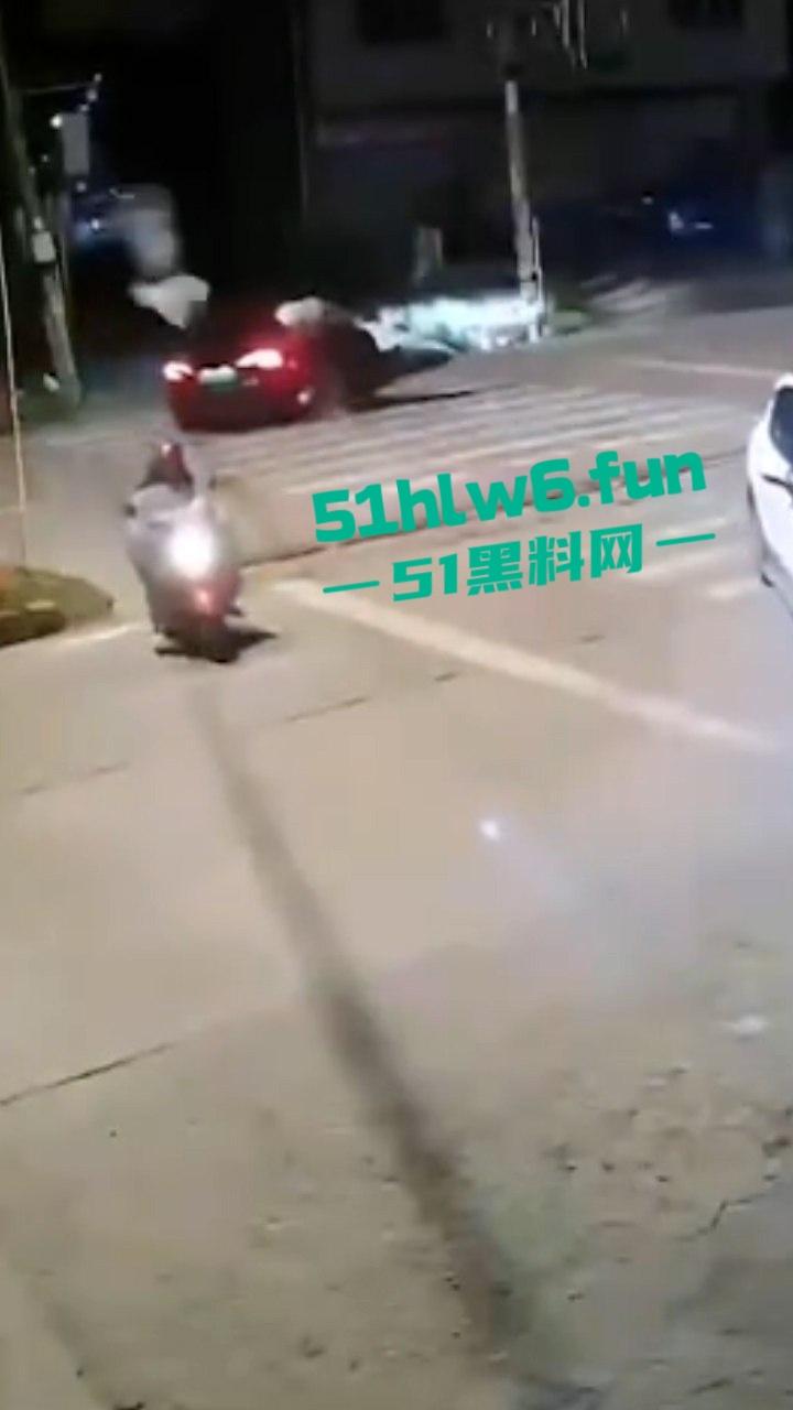 精神小伙带美女飙车失控撞车当场超度,黑丝美女瞬间被摔成麻花扭成三折叠。-2