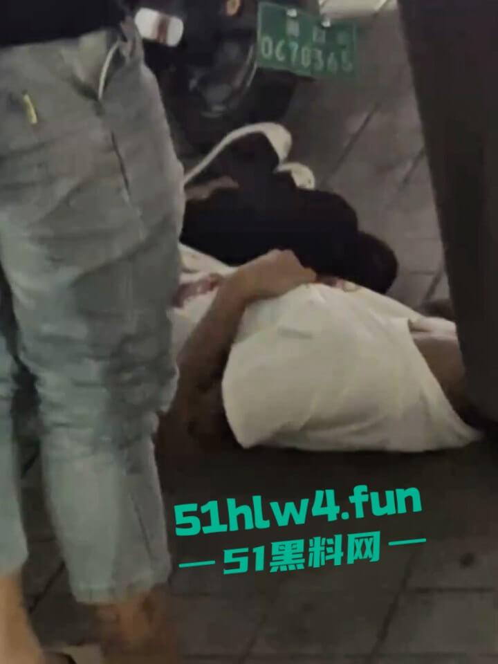 海南纹身精神小伙【侯小黑】只因多看别人女友一眼,就被人当场捅死下辈子记得眼睛别乱看了。-2