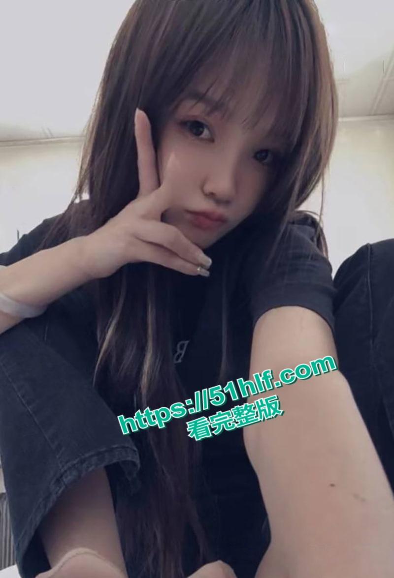 快手美女网红【杨瘦瘦】性爱视频流出，淫荡小母狗全裸淫舞主动骑乘足交，口活超棒各种深喉吞精！-2