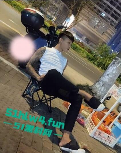 海南纹身精神小伙【侯小黑】只因多看别人女友一眼,就被人当场捅死下辈子记得眼睛别乱看了。-4