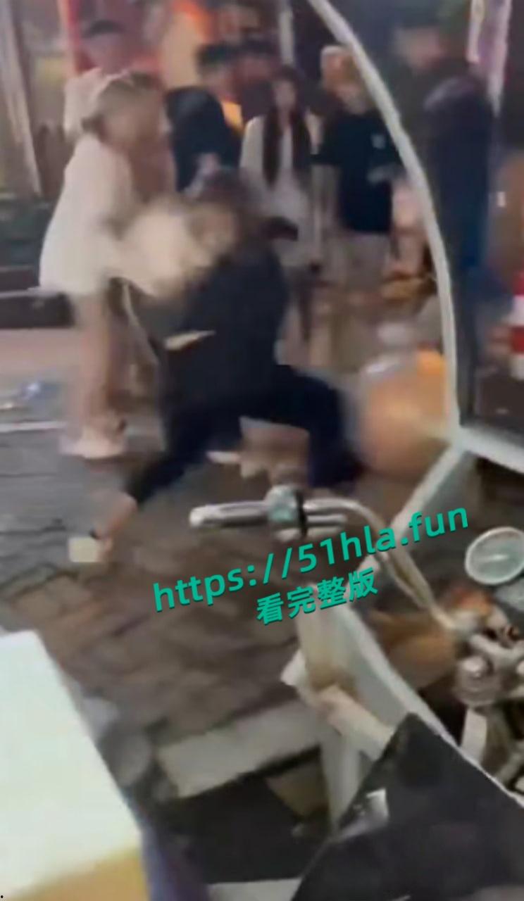 快手网红精神母女【小乔妹妹】参与霸凌后又招惹是非,深夜被多名大汉围殴,惨遭酒瓶爆头视频曝光!-7