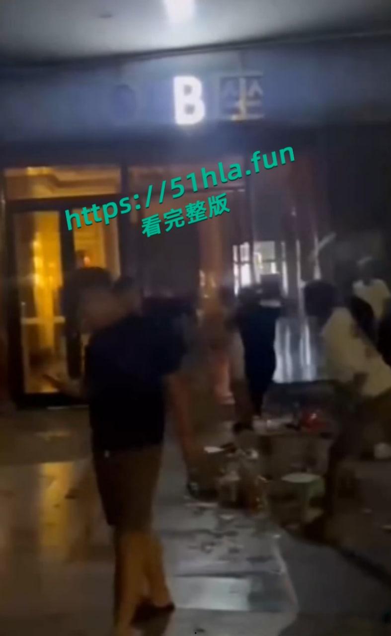 快手网红精神母女【小乔妹妹】参与霸凌后又招惹是非,深夜被多名大汉围殴,惨遭酒瓶爆头视频曝光!-8