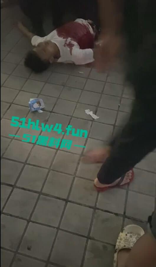 海南纹身精神小伙【侯小黑】只因多看别人女友一眼,就被人当场捅死下辈子记得眼睛别乱看了。-7