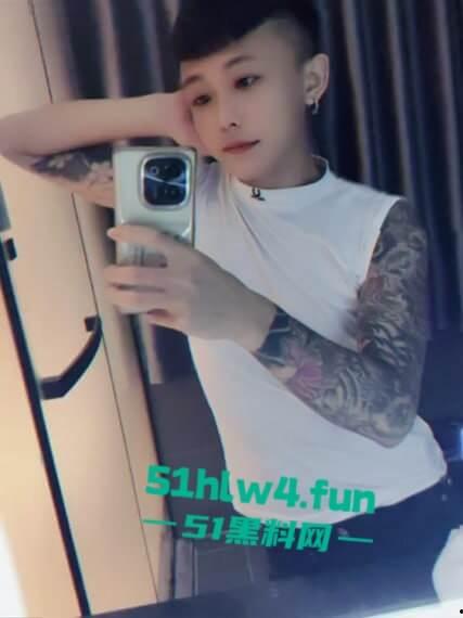 海南纹身精神小伙【侯小黑】只因多看别人女友一眼,就被人当场捅死下辈子记得眼睛别乱看了。-11