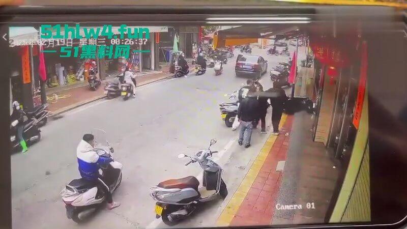 广东汕尾狗男女偷情被发现，原配开车撞男小三，下死手暴力殴打人差点没了！-9