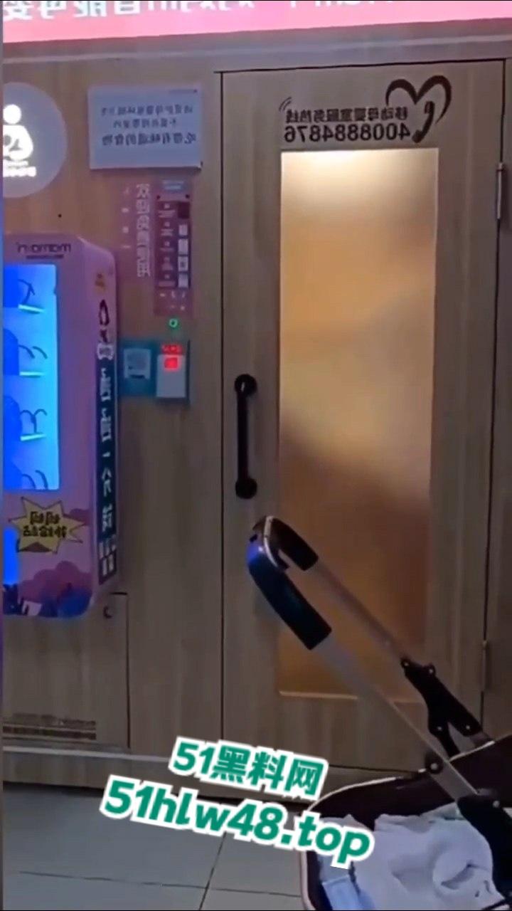 成都金牛区妇幼保健院的不雅事件,透明玻璃暴露两个淫荡男女在母婴室里操逼的行径,引发网友们热议!-6