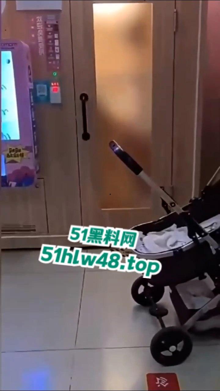 成都金牛区妇幼保健院的不雅事件,透明玻璃暴露两个淫荡男女在母婴室里操逼的行径,引发网友们热议!-7