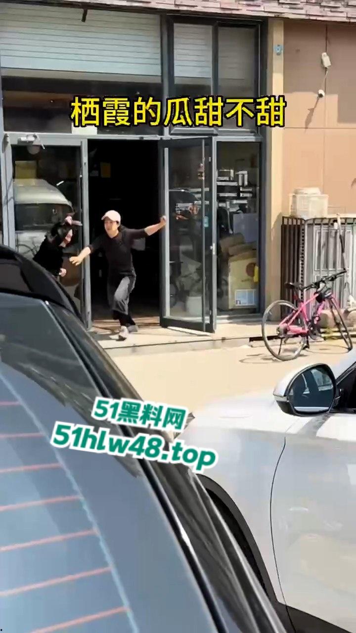山东栖霞甜品店老板娘当街撕逼无耻小三,出轨男吓得躲车里不敢出来全程龟缩。-5