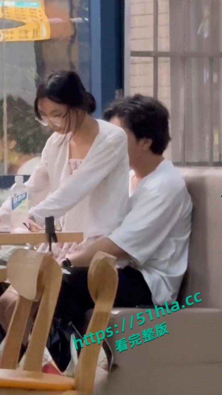 武汉中南民族大学,奶茶店大学生做爱被偷拍,瞄了好久才对准位置,小情侣玩的好刺激啊!-5