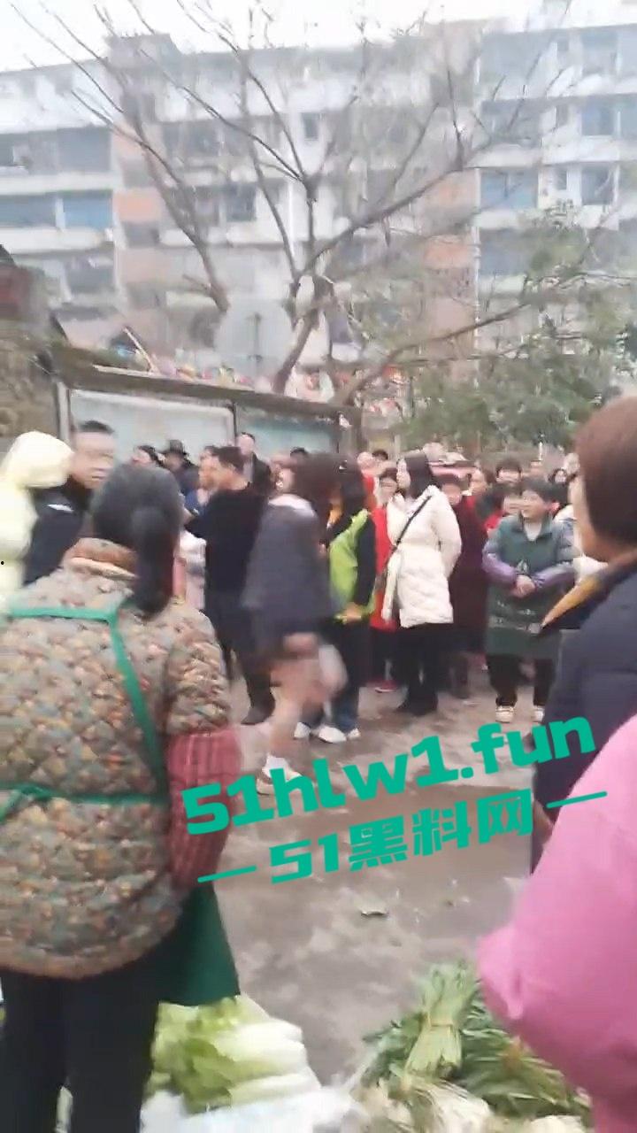 四川宜宾警方扫黄端掉一窝骚鸡,女大学生沦落风尘,众人围观快来看谁的女朋友赫然在列?-7