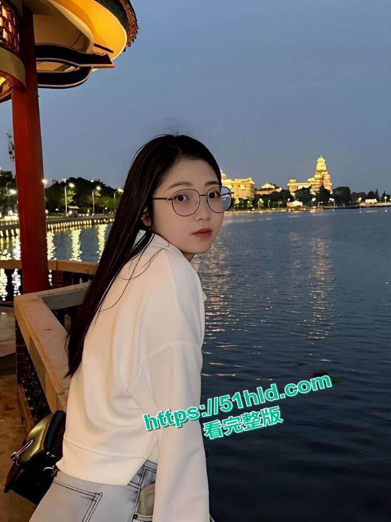 四川清纯护士【黄依琳】大尺度视频，黑丝眼镜母狗床上淫水横流，红唇挑逗让人心跳加速！