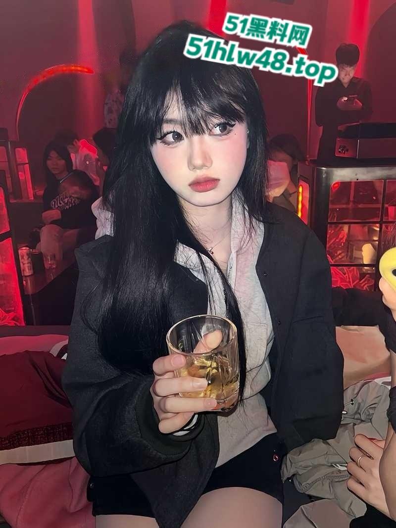 七台河大学的学霸女神【高欣】喝点酒就化身骚浪魅魔,勾引服务生无套后入做爱视频被曝光。-6