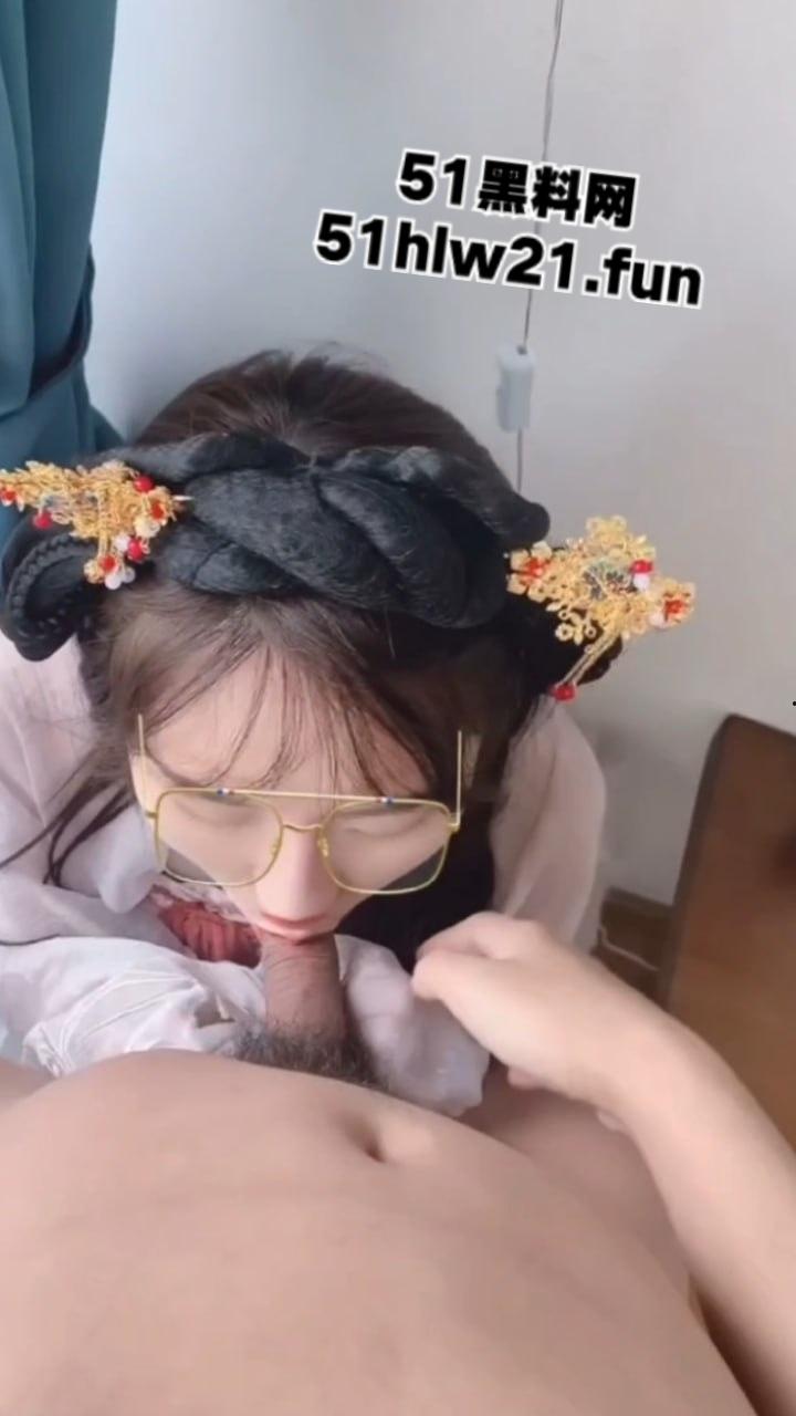 超美玉女91女神【不见星空】火遍全网性感嫩妹，穿性感包臀裙秀修长美腿和口活技巧，肥美翘臀后入太刺激了。-9