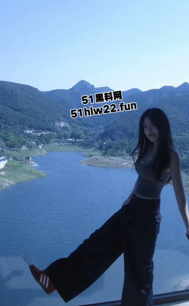 山东寿光高颜值气质名媛【陈雅鑫】和富二代男友性爱视频泄密流出，豪乳嫩逼全露操得浪叫连连太下流。-1