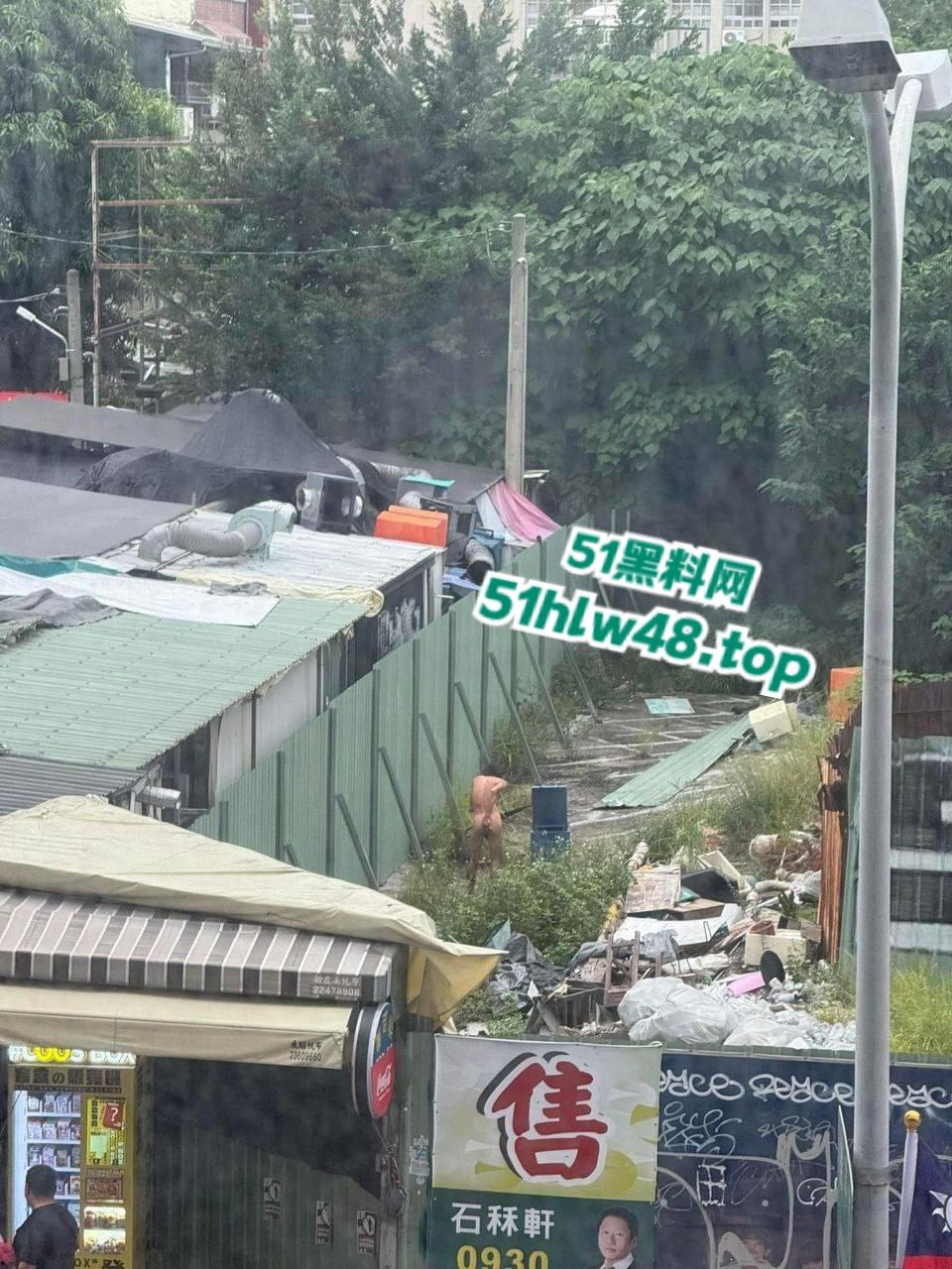 湾湾长腿大妈露天自慰被偷拍,大妈身材年轻时也绝对是大美女,想不到老了竟然这么饥渴。-2