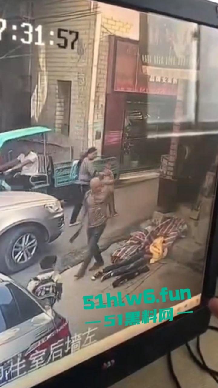 郑州男子持菜刀事件,妻子出轨被老公发现,直接拿菜刀当场砍死奸夫再追妻子狂砍。-4