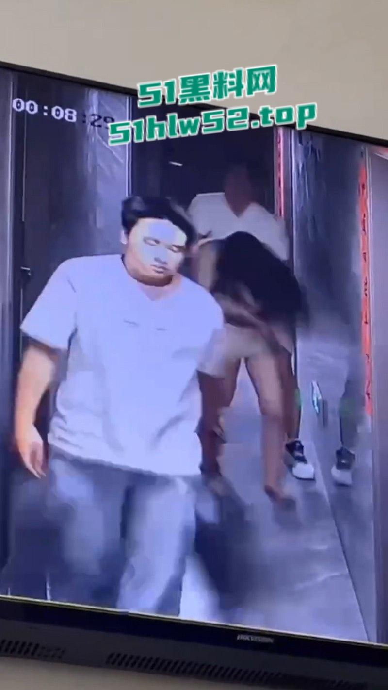 监控下的一幕,美女520当晚酒醉被两名男子捡尸,强行拖入酒店房间 轮奸2小时,酒醒后才被救出逃离!-2