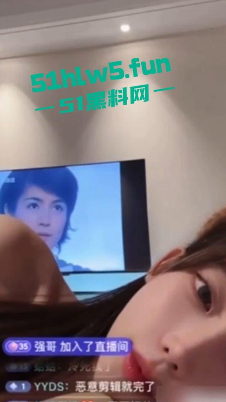 抖音高颜值网红【寺圭森寺森】直播时被操逼吗? 面无表情继续直播,引发网友们的高度关注。-6